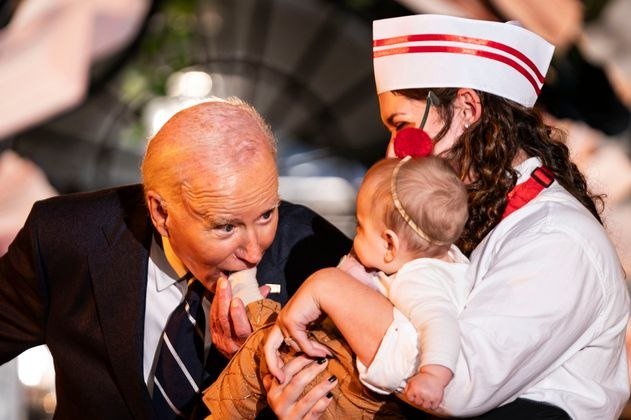 Bayden &rdquo;Halloween&rdquo; bayramında körpələri "dişlədi" &ndash; FOTO/VİDEO