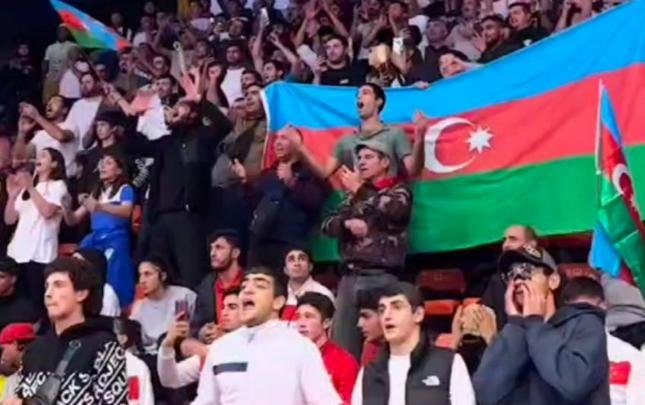 Azərbaycanlı və erməni azarkeşlər bir tribunaya düşdülər, görün nə baş verdi&hellip; - VİDEO