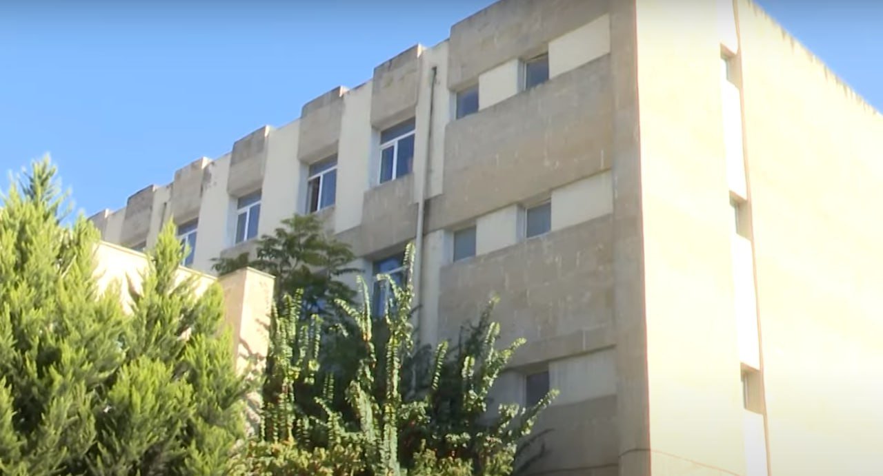 Bakıda sinif yoldaşları şagirdi məktəbin pəncərəsindən aşağı salladılar – VİDEO Bakıda sinif yoldaşları şagirdi məktəbin pəncərəsindən aşağı salladılar – VİDEO
