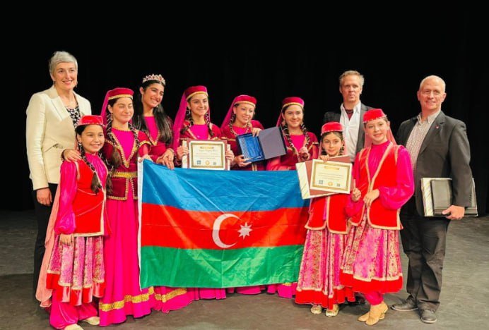Azərbaycanlı rəqqaslar beynəlxalq müsabiqədə qızıl medal aldılar - FOTO Azərbaycanlı rəqqaslar beynəlxalq müsabiqədə qızıl medal aldılar - FOTO