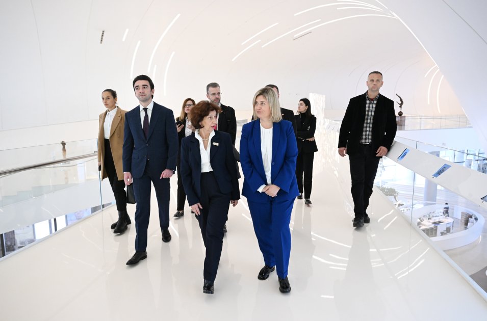 Şimali Makedoniyanın Prezidenti Heydər Əliyev Mərkəzində - FOTO Şimali Makedoniyanın Prezidenti Heydər Əliyev Mərkəzində - FOTO