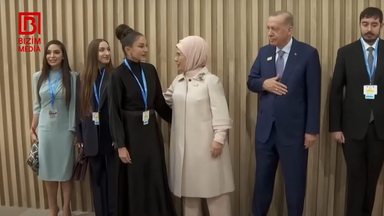 Prezidentin ailəsi Ərdoğan və xanımını qarşıladı – VİDEO Prezidentin ailəsi Ərdoğan və xanımını qarşıladı – VİDEO