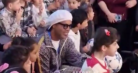 Ronaldinyo &ldquo;Dəniz Mall&rdquo;da kimsəsiz uşaqlarla görüşdü &ndash; VİDEO