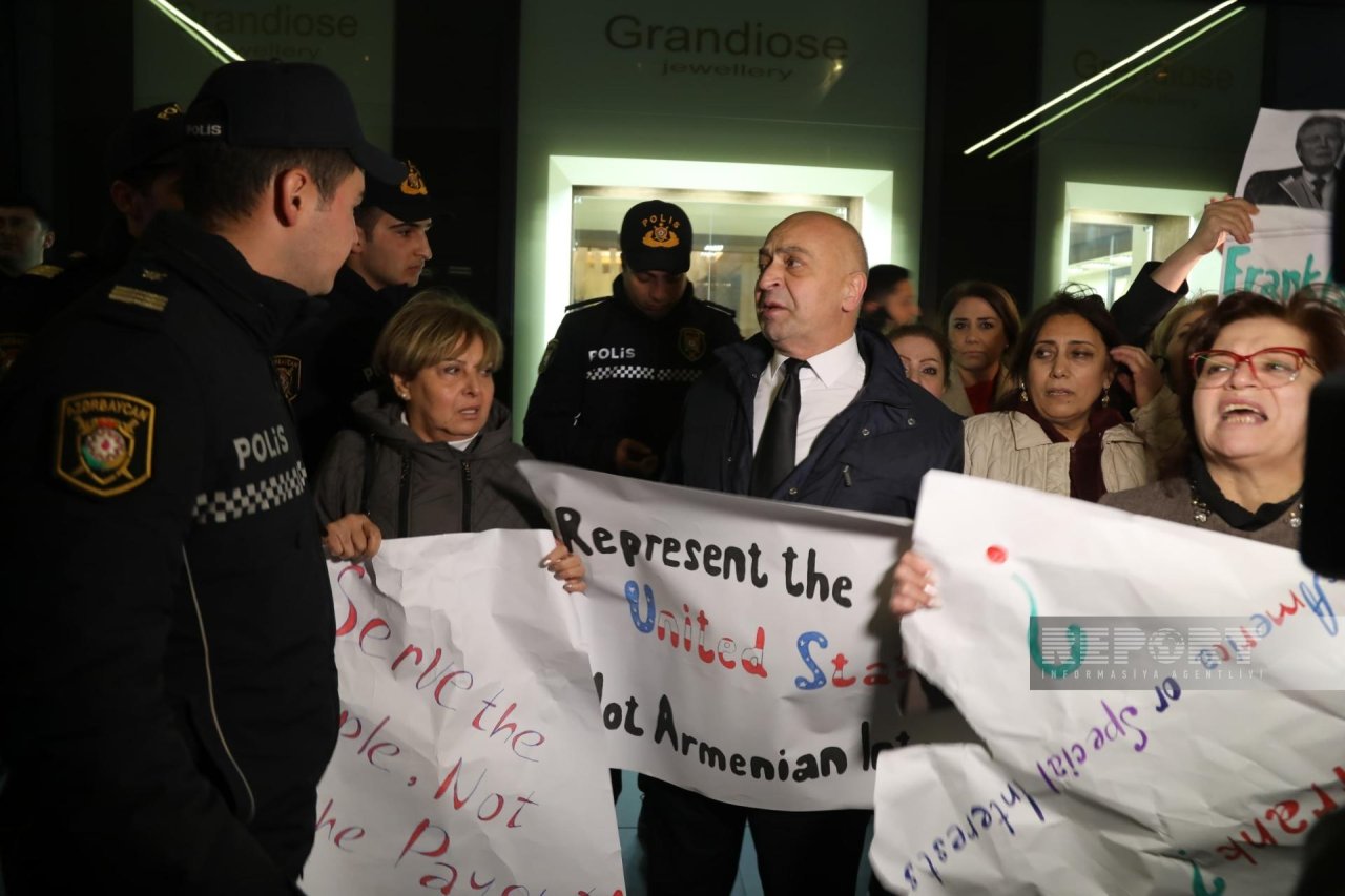 Frank Peloni Bakıda “Rədd ol!” şüarları ilə QARŞILANDI -FOTO/VİDEO - foto 3