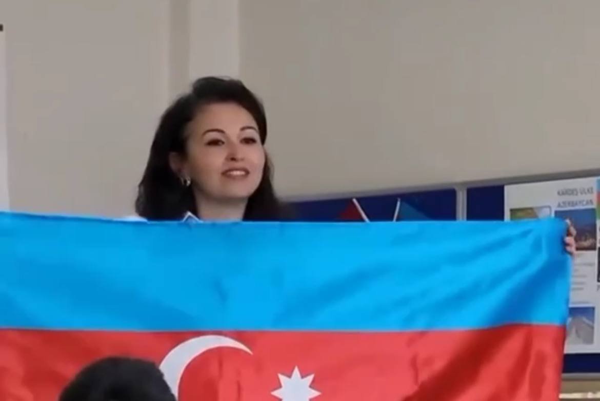 Türkiyədə müəllim şagirdlərinə Azərbaycan bayrağının mənasını izah etdi &ndash; VİDEO 
