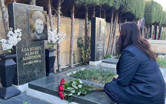İsrailli nazir Bakıda Albert Aqarunovun məzarını ziyarət etdi &ndash; FOTO 