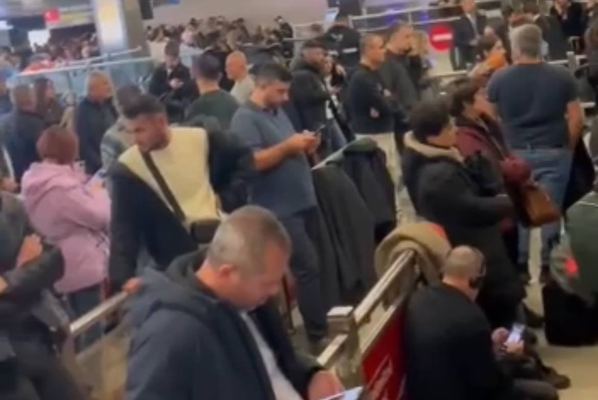 Türkiyə hava limanlarında NASAZLIQ: Sərnişin sıxlığı pik həddə çatdı - VİDEO Türkiyə hava limanlarında NASAZLIQ: Sərnişin sıxlığı pik həddə çatdı - VİDEO