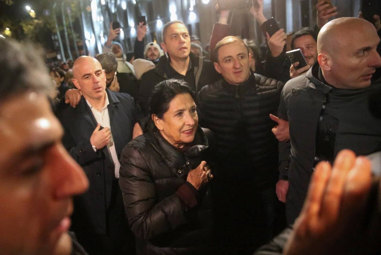 Zurabişvili polislərin QARŞISINDA: &ldquo;Rusiyaya, yoxsa Gürcüstana xidmət edirsiniz?&rdquo; - VİDEO