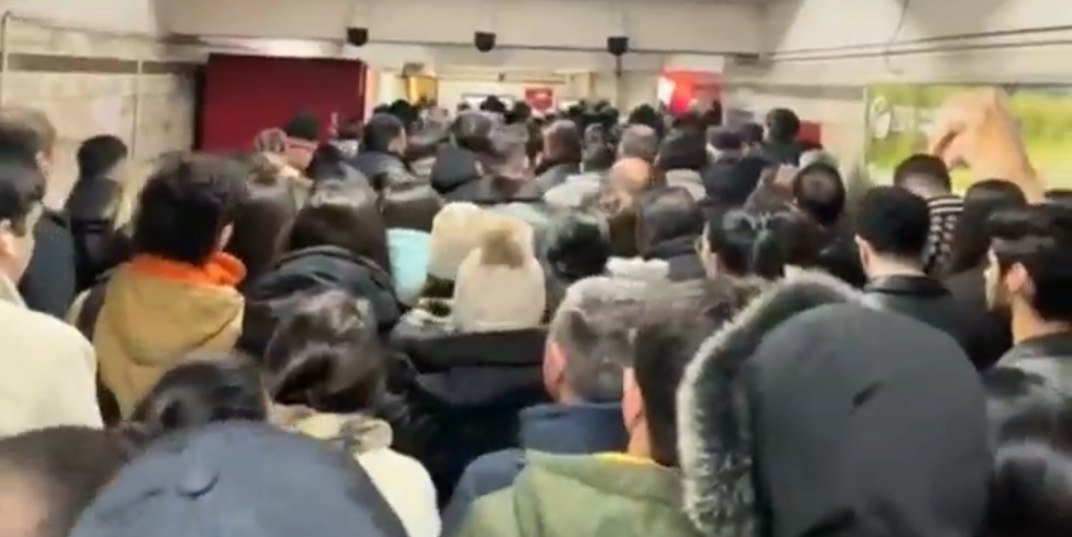 Metronun “Əhmədli” stansiyasında sərnişin SIXLIĞI – VİDEO Metronun “Əhmədli” stansiyasında sərnişin SIXLIĞI – VİDEO