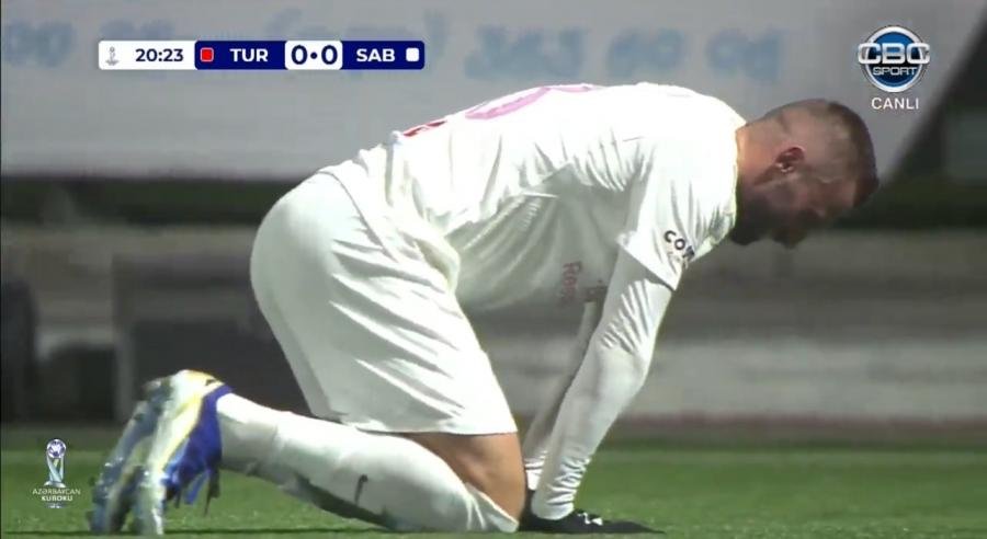 Tovuzdakı oyunda üzücü olay - Futbolçunun ayağı qırıldı - FOTO - foto 2