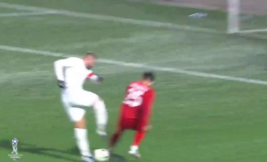 Tovuzdakı oyunda üzücü olay - Futbolçunun ayağı qırıldı - FOTO - foto 1