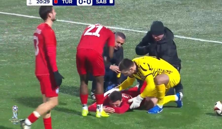 Tovuzdakı oyunda üzücü olay - Futbolçunun ayağı qırıldı - FOTO - foto 3
