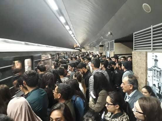 &ldquo;28 may&rdquo; metrosundakı sıxlıqdan sərnişinin &ldquo;ürəyi getdi&rdquo; - VİDEO