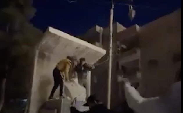 Daha bir şəhərdə Əsədin atasının heykəli dağıdıldı - VİDEO Daha bir şəhərdə Əsədin atasının heykəli dağıdıldı - VİDEO