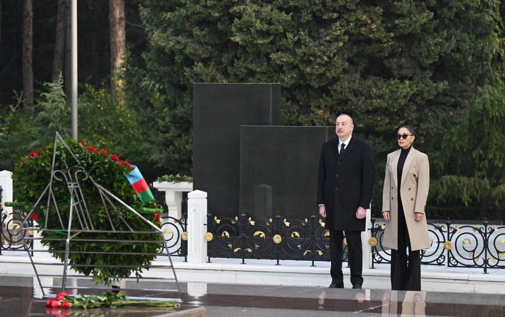 Prezident və birinci xanım Ulu Öndərin məzarını ZİYARƏT ETDİ - FOTO/VİDEO - foto 6