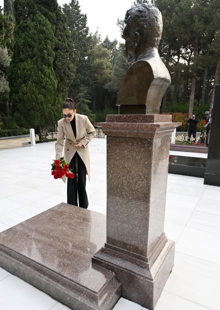 Prezident və birinci xanım Ulu Öndərin məzarını ZİYARƏT ETDİ - FOTO/VİDEO - foto 11