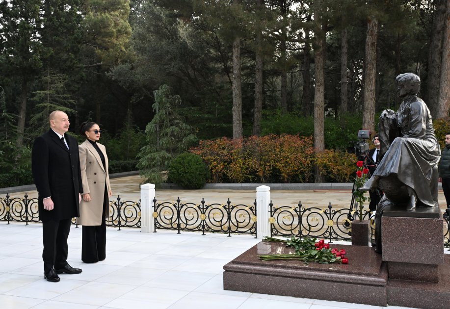 Prezident və birinci xanım Ulu Öndərin məzarını ZİYARƏT ETDİ - FOTO/VİDEO - foto 9