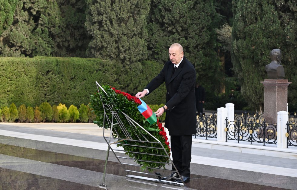 Prezident və birinci xanım Ulu Öndərin məzarını ZİYARƏT ETDİ - FOTO/VİDEO - foto 3
