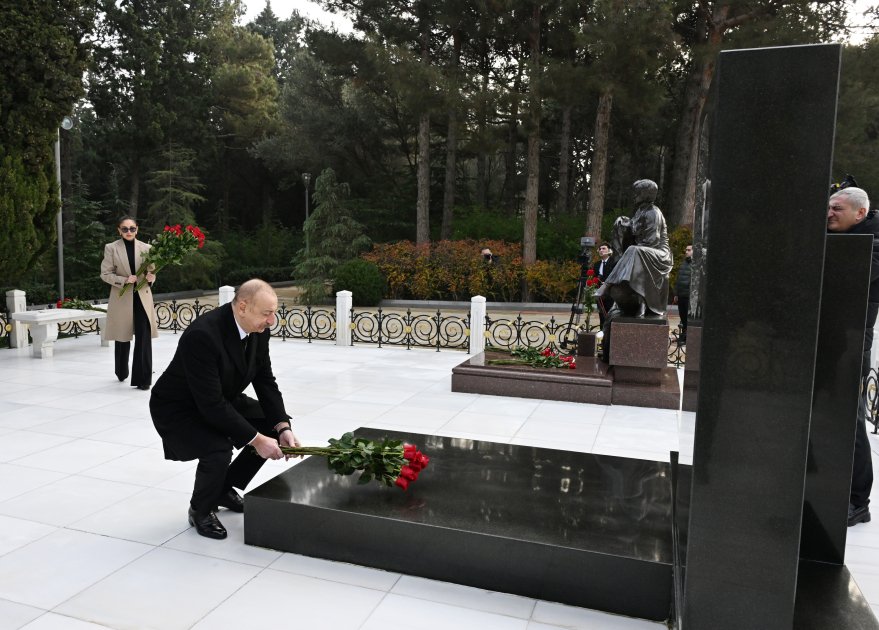 Prezident və birinci xanım Ulu Öndərin məzarını ZİYARƏT ETDİ - FOTO/VİDEO - foto 10