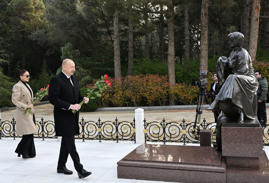 Prezident və birinci xanım Ulu Öndərin məzarını ZİYARƏT ETDİ - FOTO/VİDEO - foto 7