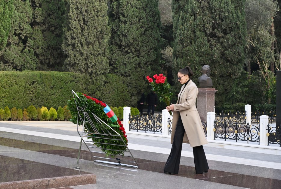 Prezident və birinci xanım Ulu Öndərin məzarını ZİYARƏT ETDİ - FOTO/VİDEO - foto 5