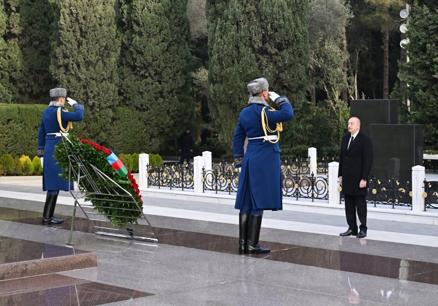 Prezident və birinci xanım Ulu Öndərin məzarını ZİYARƏT ETDİ - FOTO/VİDEO - foto 2