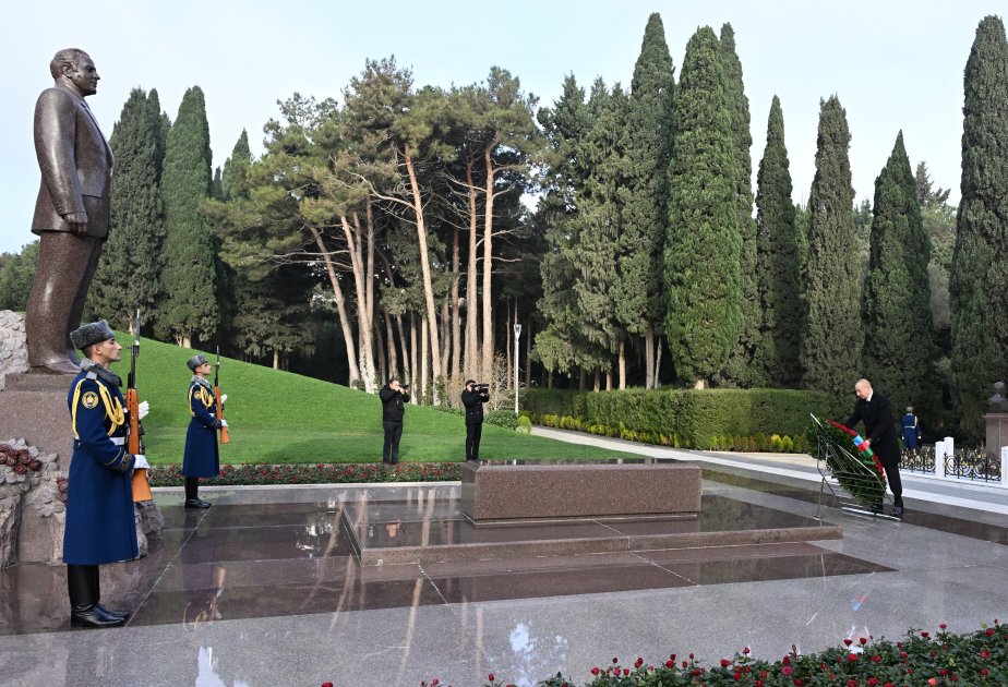 Prezident və birinci xanım Ulu Öndərin məzarını ZİYARƏT ETDİ - FOTO/VİDEO - foto 4