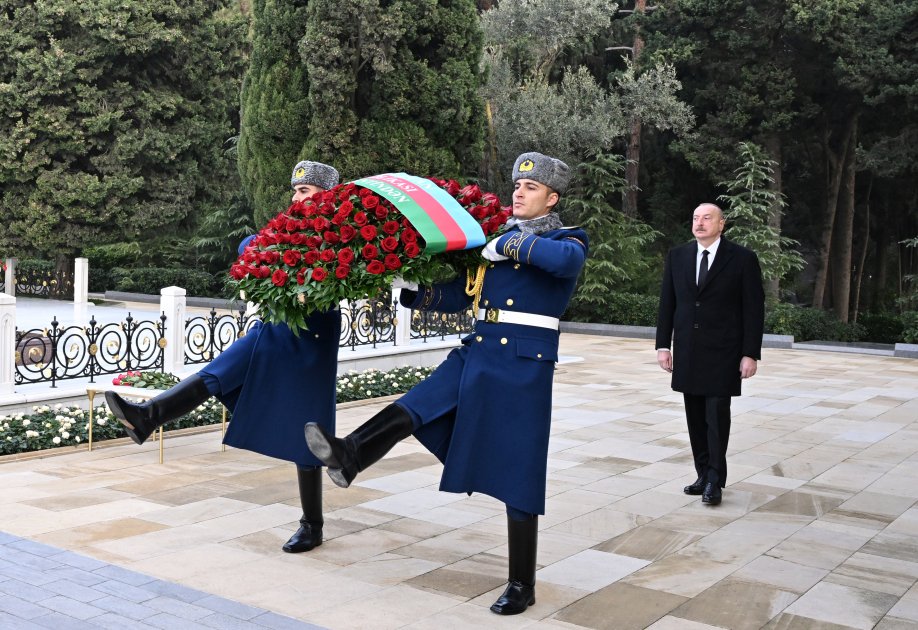 Prezident və birinci xanım Ulu Öndərin məzarını ZİYARƏT ETDİ - FOTO/VİDEO - foto 1