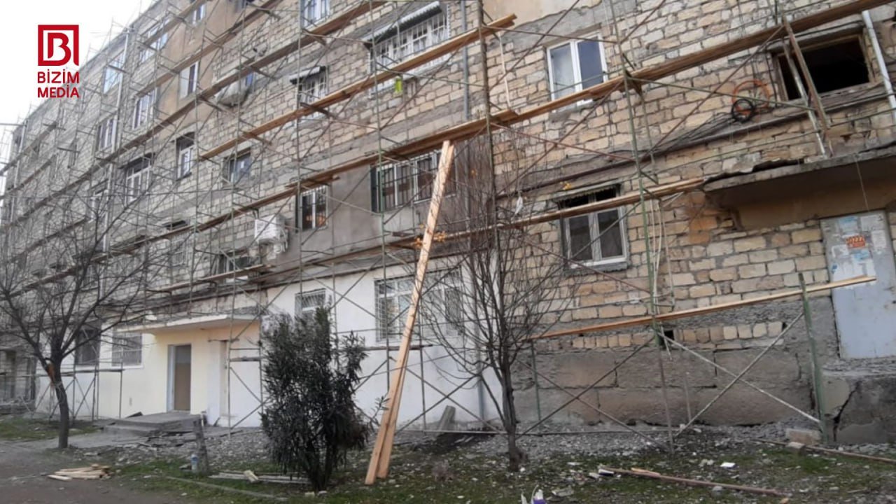 Gəncədə FACİƏ – Binadan yıxılan 56 yaşlı usta həyatını itirib - FOTO - foto 1