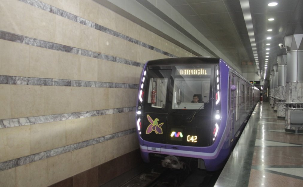 Metroda nasazlıq oldu, sərnişinlər düşürüldü - VİDEO