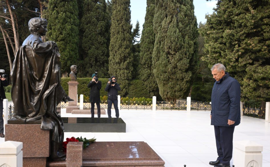 Rüstəm Minnixanov Ulu Öndərin məzarını və Şəhidlər xiyabanını ziyarət edib - FOTO - foto 1