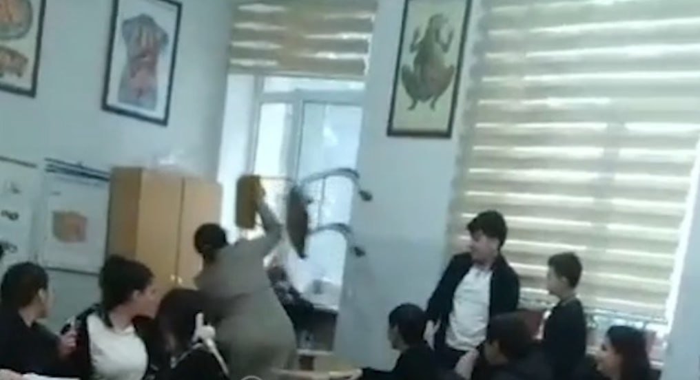 Sumqayıtda müəllimin şagirdə stul atmasına direktordan REAKSİYA &ndash; &ldquo;Ani olub...&rdquo; &ndash; VİDEO