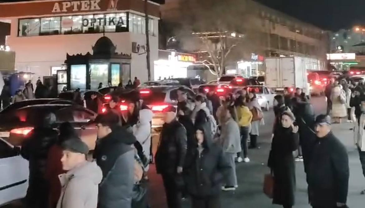 &ldquo;Xalqlar dostluğu&rdquo; metrosunun qarşısında izdiham YAŞANIR - ANBAAN VİDEO