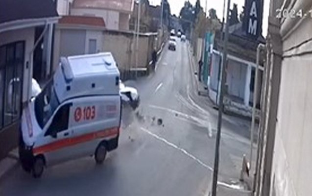 Bakıda təcili yardım maşınının aşdığı qəzanın görüntüləri &ndash; ANBAAN VİDEO