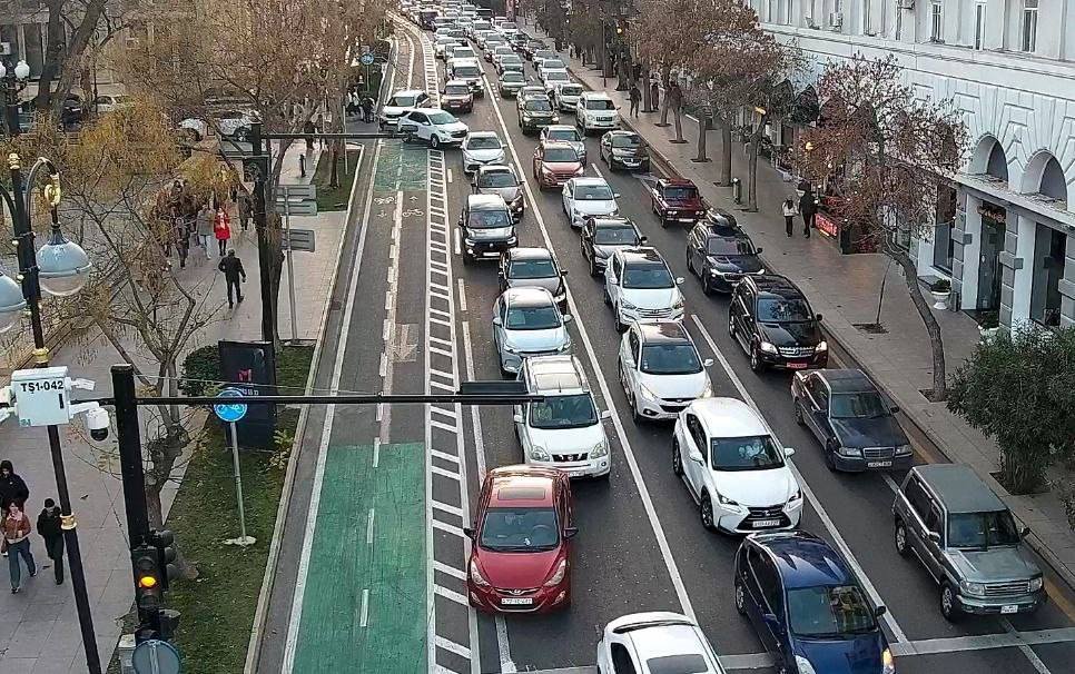 Sürücülərin NƏZƏRİNƏ: Bu yollarda tıxac var Sürücülərin NƏZƏRİNƏ: Bu yollarda tıxac var