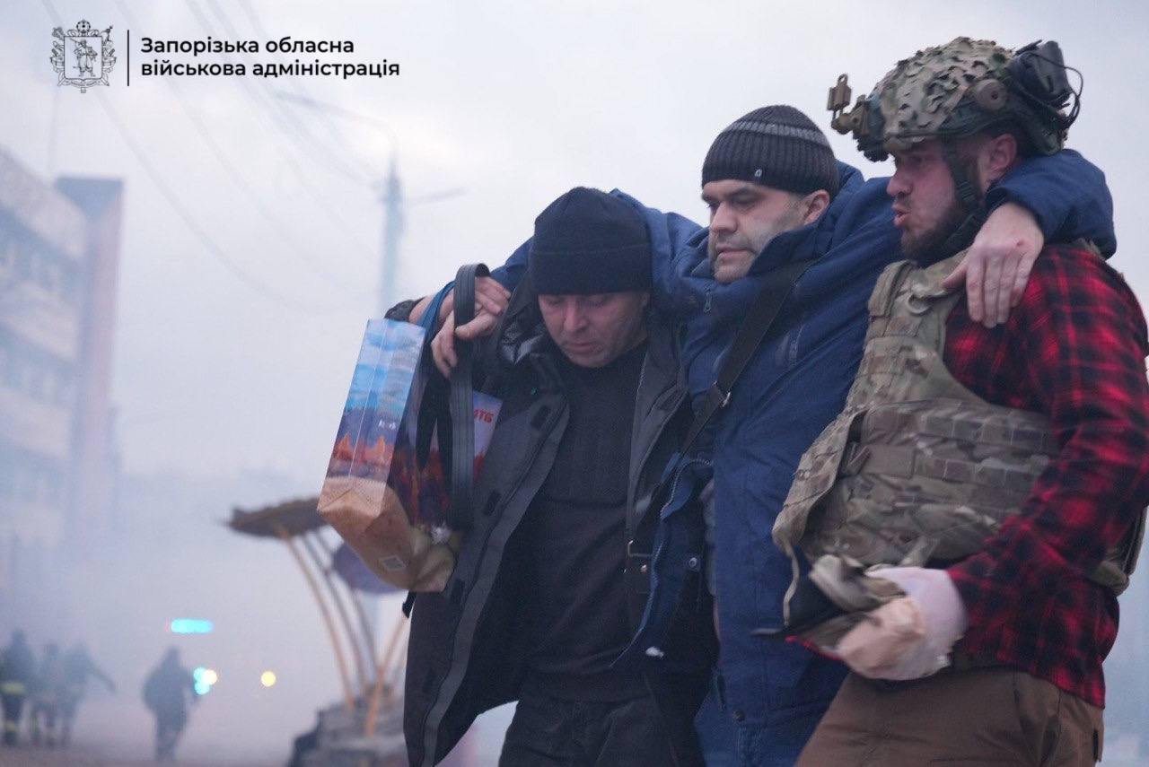 Rusiya ordusu Zaporojyeyə hava zərbələri endirib, ölənlər var - FOTO/VİDEO - foto 4