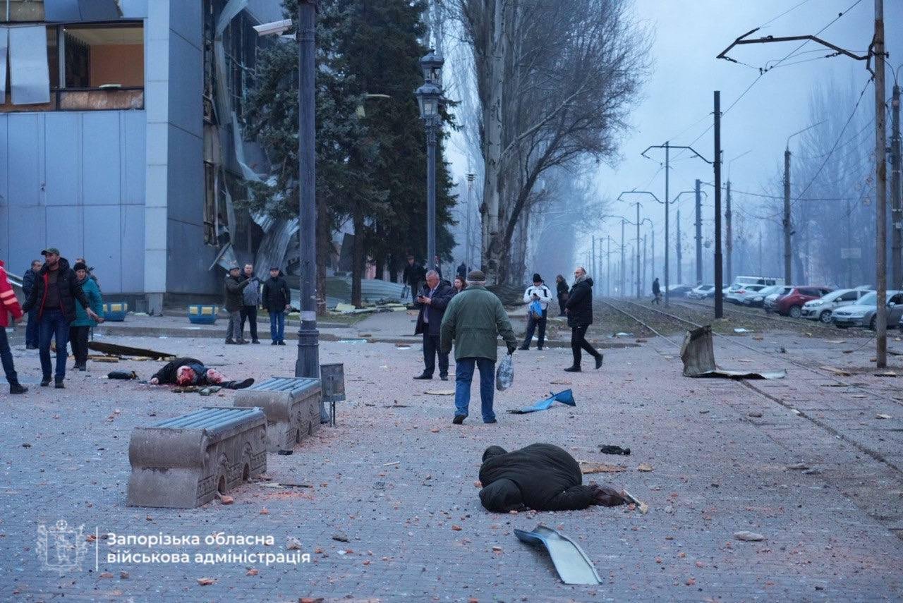 Rusiya ordusu Zaporojyeyə hava zərbələri endirib, ölənlər var - FOTO/VİDEO - foto 3