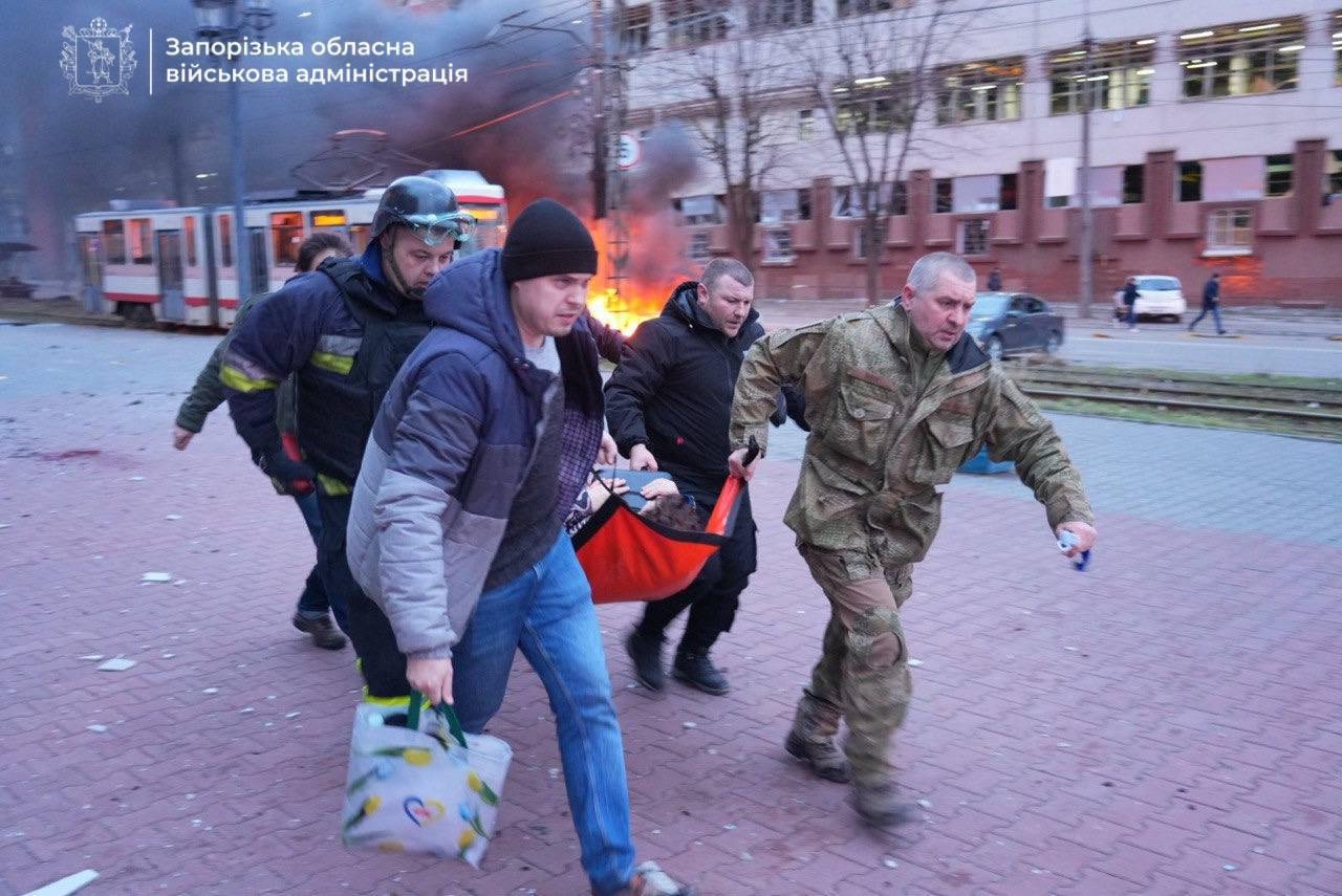 Rusiya ordusu Zaporojyeyə hava zərbələri endirib, ölənlər var - FOTO/VİDEO - foto 2