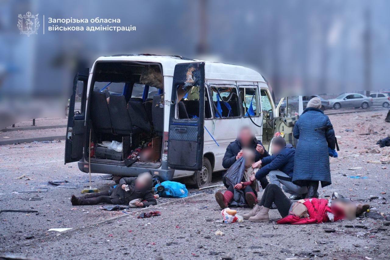 Rusiya ordusu Zaporojyeyə hava zərbələri endirib, ölənlər var - FOTO/VİDEO - foto 1
