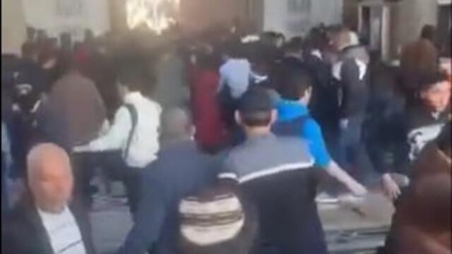 Cümə namazından sonra məsciddə izdiham yarandı, ölənlər var - VİDEO Cümə namazından sonra məsciddə izdiham yarandı, ölənlər var - VİDEO