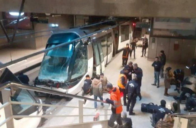 Fransada iki tramvay TOQQUŞDU - VİDEO Fransada iki tramvay TOQQUŞDU - VİDEO