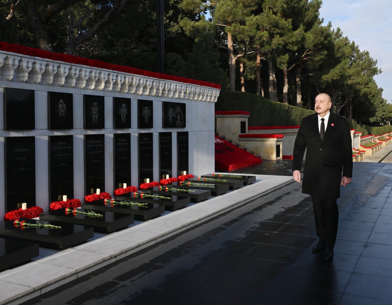 Prezident 20 Yanvar şəhidlərinin xatirəsini yad etdi - FOTO/VİDEO - foto 1
