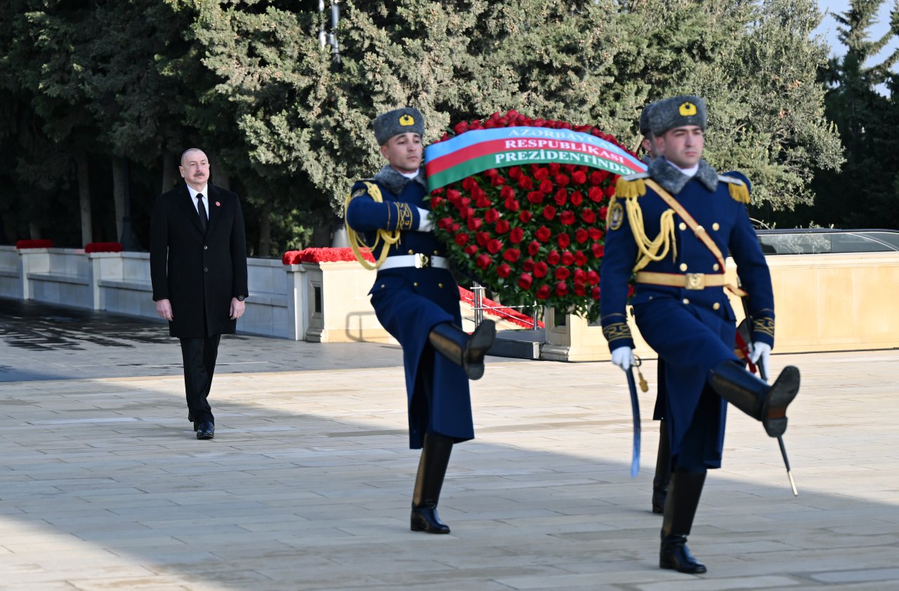 Prezident 20 Yanvar şəhidlərinin xatirəsini yad etdi - FOTO/VİDEO - foto 4