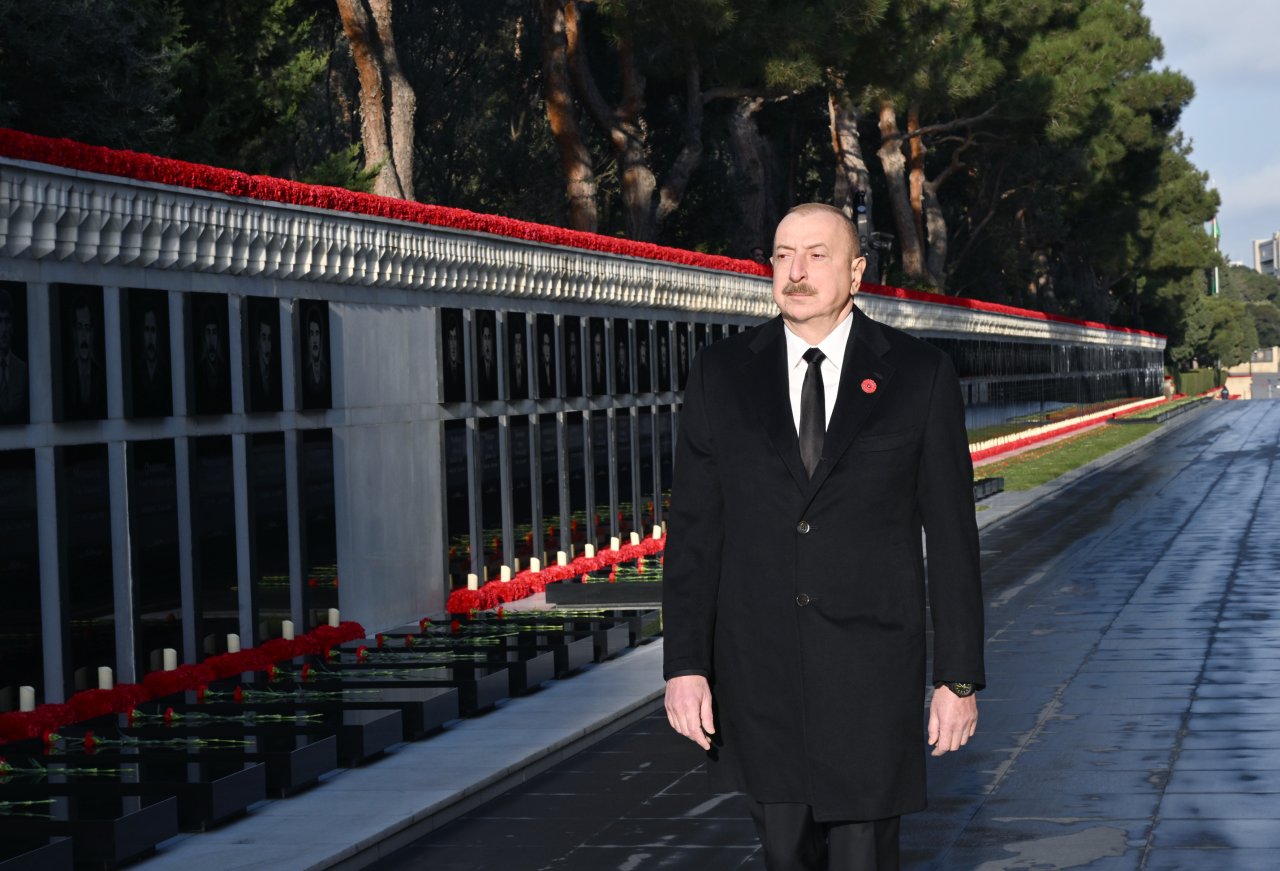 Prezident 20 Yanvar şəhidlərinin xatirəsini yad etdi - FOTO/VİDEO - foto 2