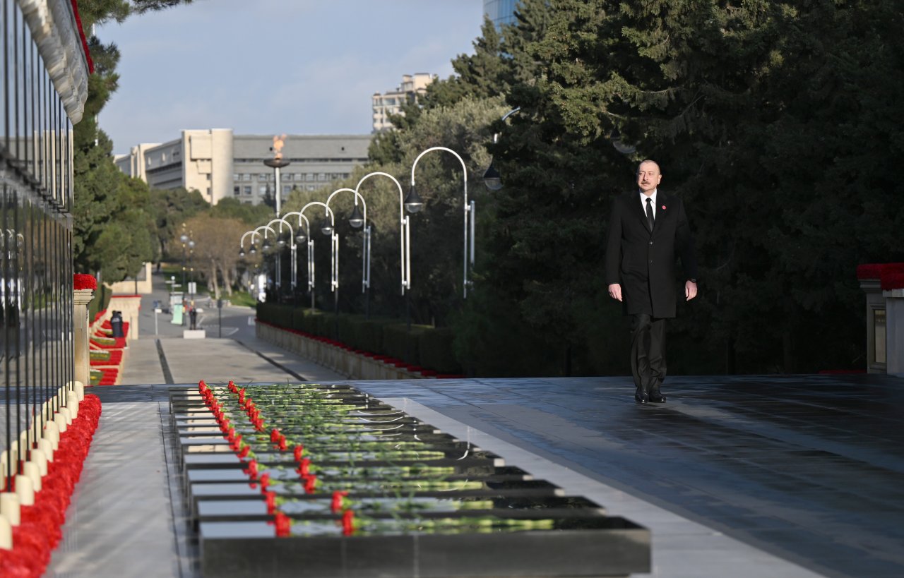 Prezident 20 Yanvar şəhidlərinin xatirəsini yad etdi - FOTO/VİDEO - foto 3