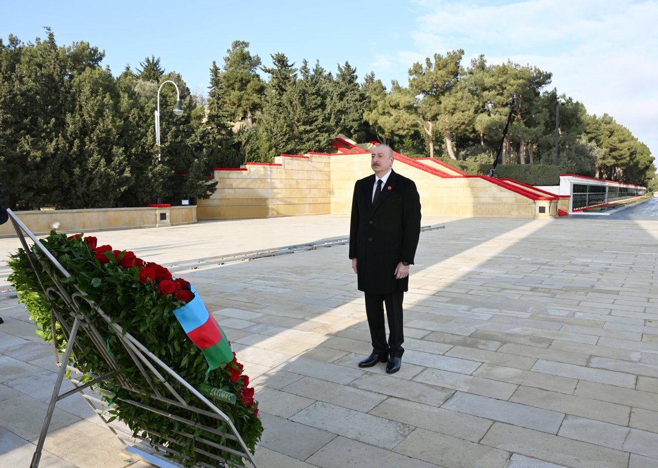 Prezident 20 Yanvar şəhidlərinin xatirəsini yad etdi - FOTO/VİDEO - foto 7