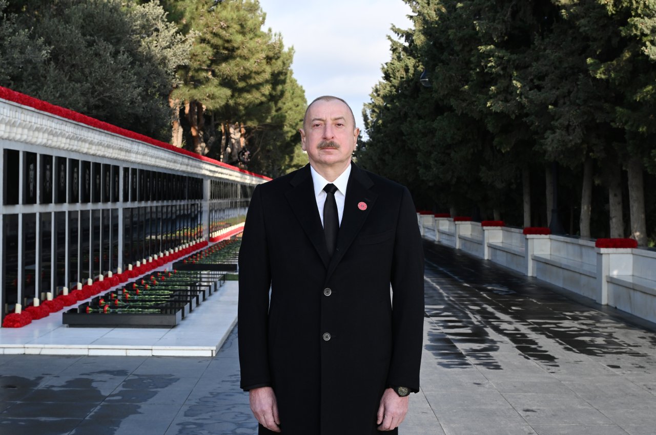 Prezident 20 Yanvar şəhidlərinin xatirəsini yad etdi - FOTO/VİDEO - foto 9