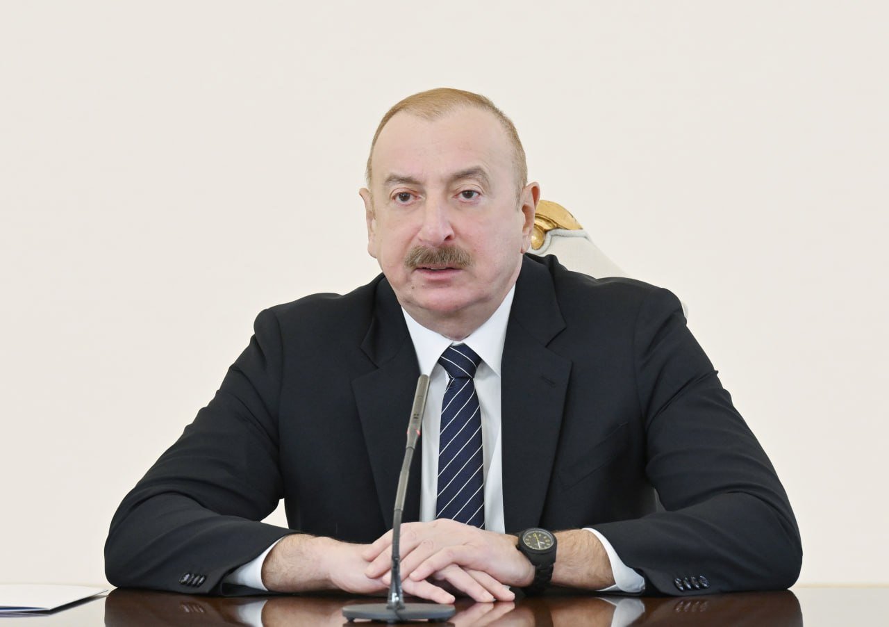 İlham Əliyev nəqliyyat məsələlərinə həsr olunmuş müşavirədə çıxış edib - FOTO/VİDEO - foto 1