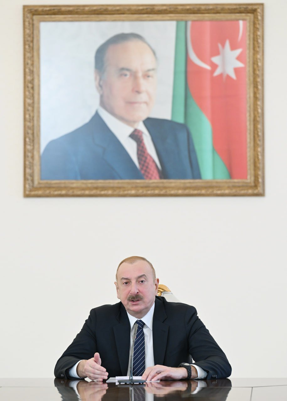 İlham Əliyev nəqliyyat məsələlərinə həsr olunmuş müşavirədə çıxış edib - FOTO/VİDEO - foto 10