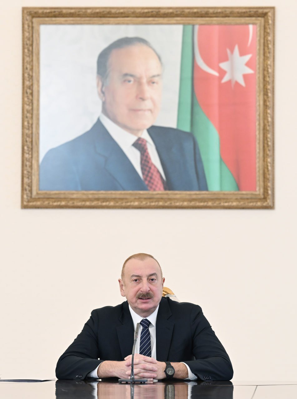 İlham Əliyev nəqliyyat məsələlərinə həsr olunmuş müşavirədə çıxış edib - FOTO/VİDEO - foto 11